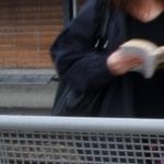 Lectrice de livre sur un quai de gare